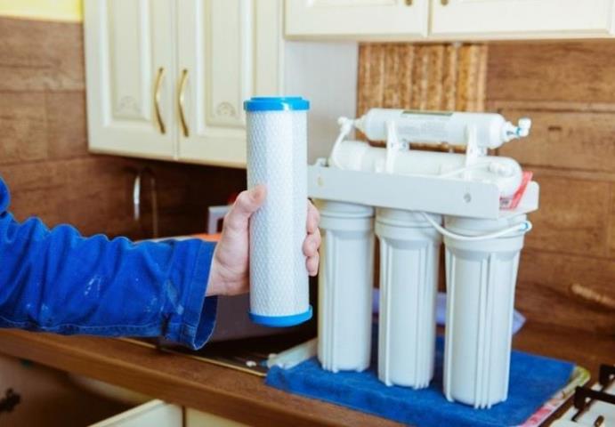 تعویض فیلتر دستگاه تصفیه آب