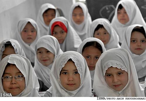 کدام یک از دانش آموزان اتباع غیر ایرانی باید برای ثبت نام مدرسه به دفاتر کفالت رجوع کنند؟