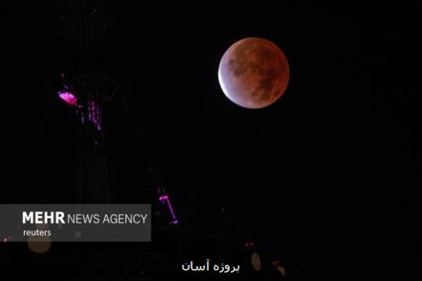 اولین خسوف ۷ سال اخیر در آسمان ایران راه شیری در کنار ماه سرخ