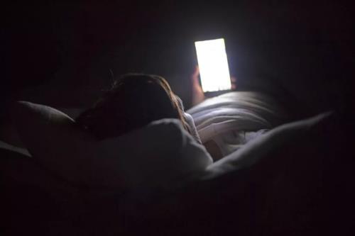 شب ها از موبایل استفاده نکنید